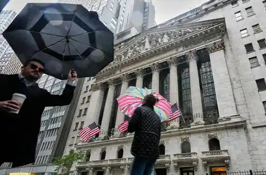 Amazon carries Wall Street to the finish of another winning week and month